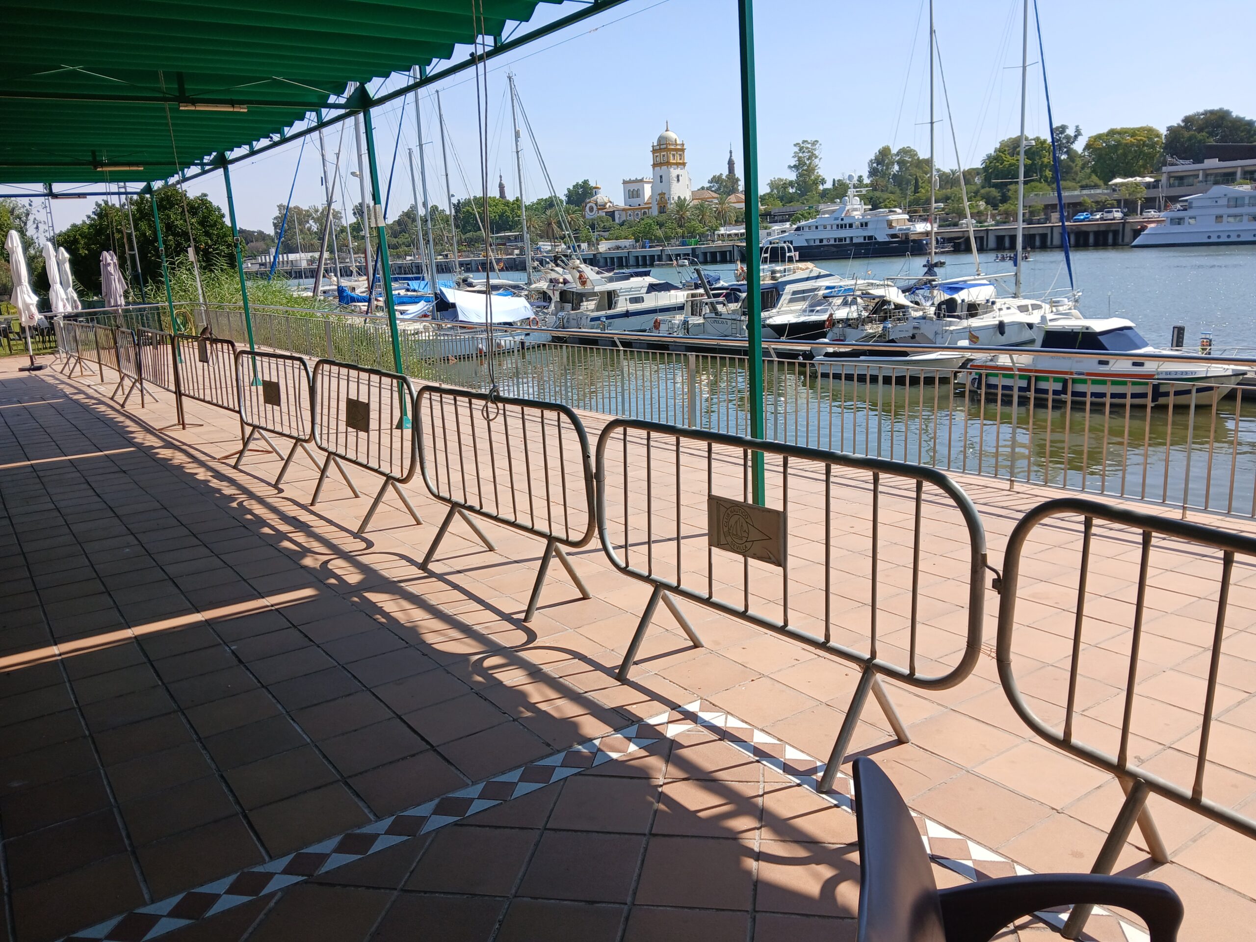 AVISO / Cierre preventivo del lateral de la terraza de verano del Club Náutico